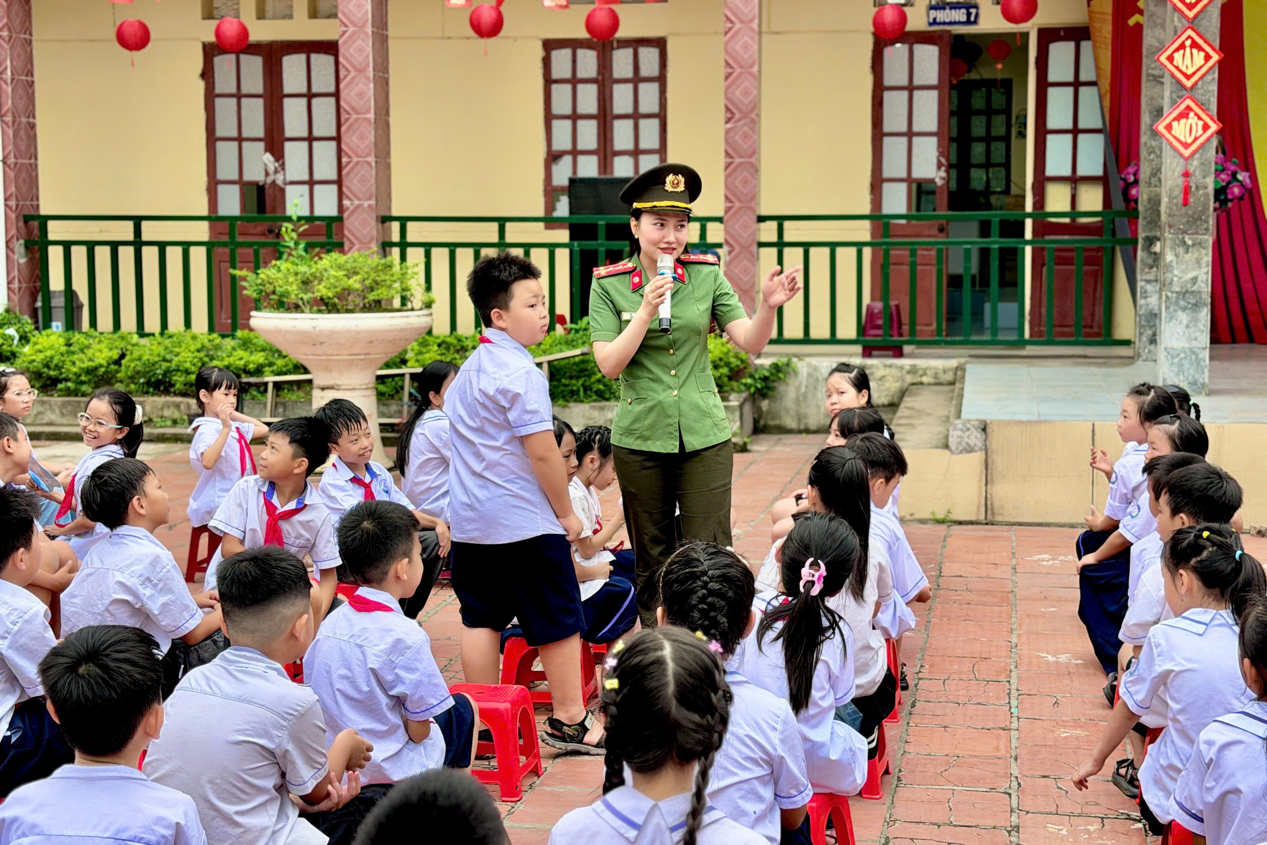 Công an phường Việt Hòa tổ chức tuyên truyền pháp luật về an toàn giao thông và phòng chống đuối nước